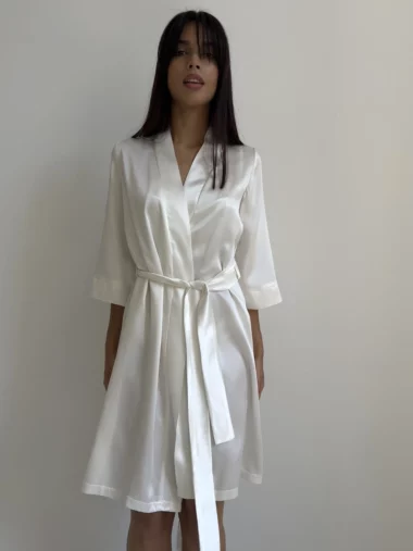 Jedwabny szlafrok w kolorze perłowym z rękawem 3/4 i wiązaniem – eleganckie kimono ślubne od Pavlova.pl