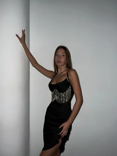 Zestaw Black Valencia - czarna satynowa sukienka z dekoltem typu woda i biustonosz Dorian z otwartą miseczką zdobiony cyrkoniami.